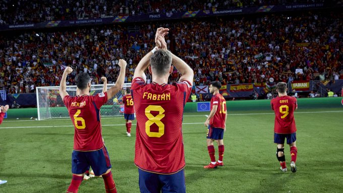 España busca honores ante la leyenda Modric