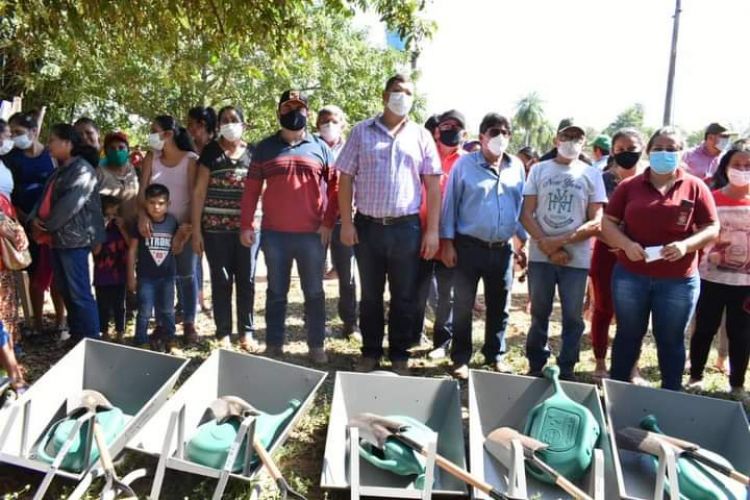 Diputado Juancho Acosta entregó pollitos, palas y carretillas del Ministerio de Agricultura en Bella Vista