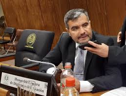 Édgar Acosta pide patriotismo a nuevos parlamentarios