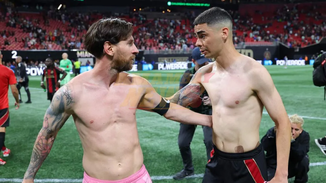 El intercambio de camisetas entre Lionel Messi y Miguel Almirón