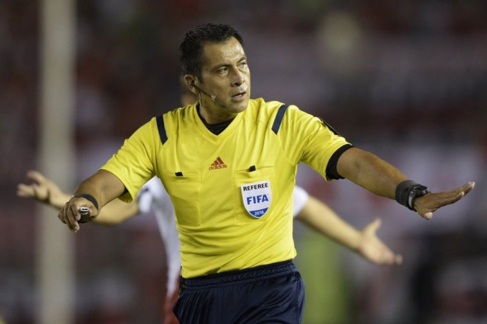 Designan al árbitro que pitará el Brasil - Argentina