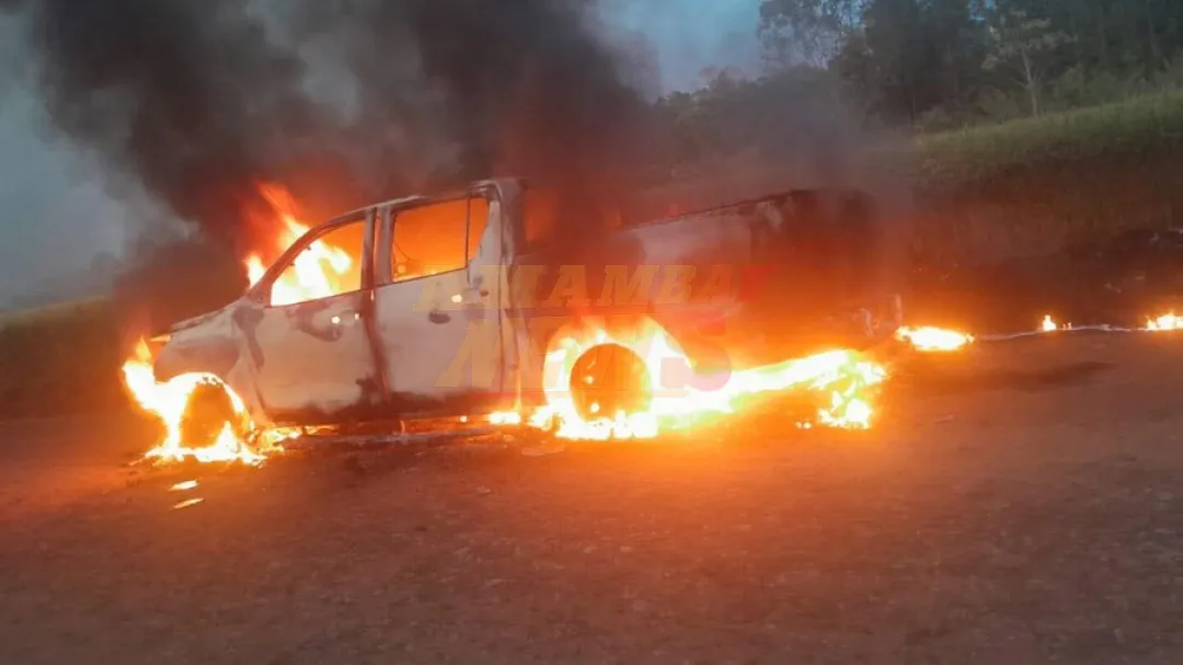 Hallan una camioneta totalmente incinerada con un cuerpo adentro en Itapúa