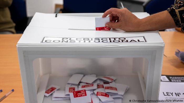 Centros de voto abren en Chile para el plebiscito sobre la nueva Constitución