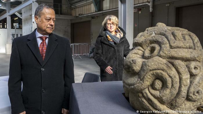 Suiza devuelve a Perú una escultura de piedra de 2.500 años