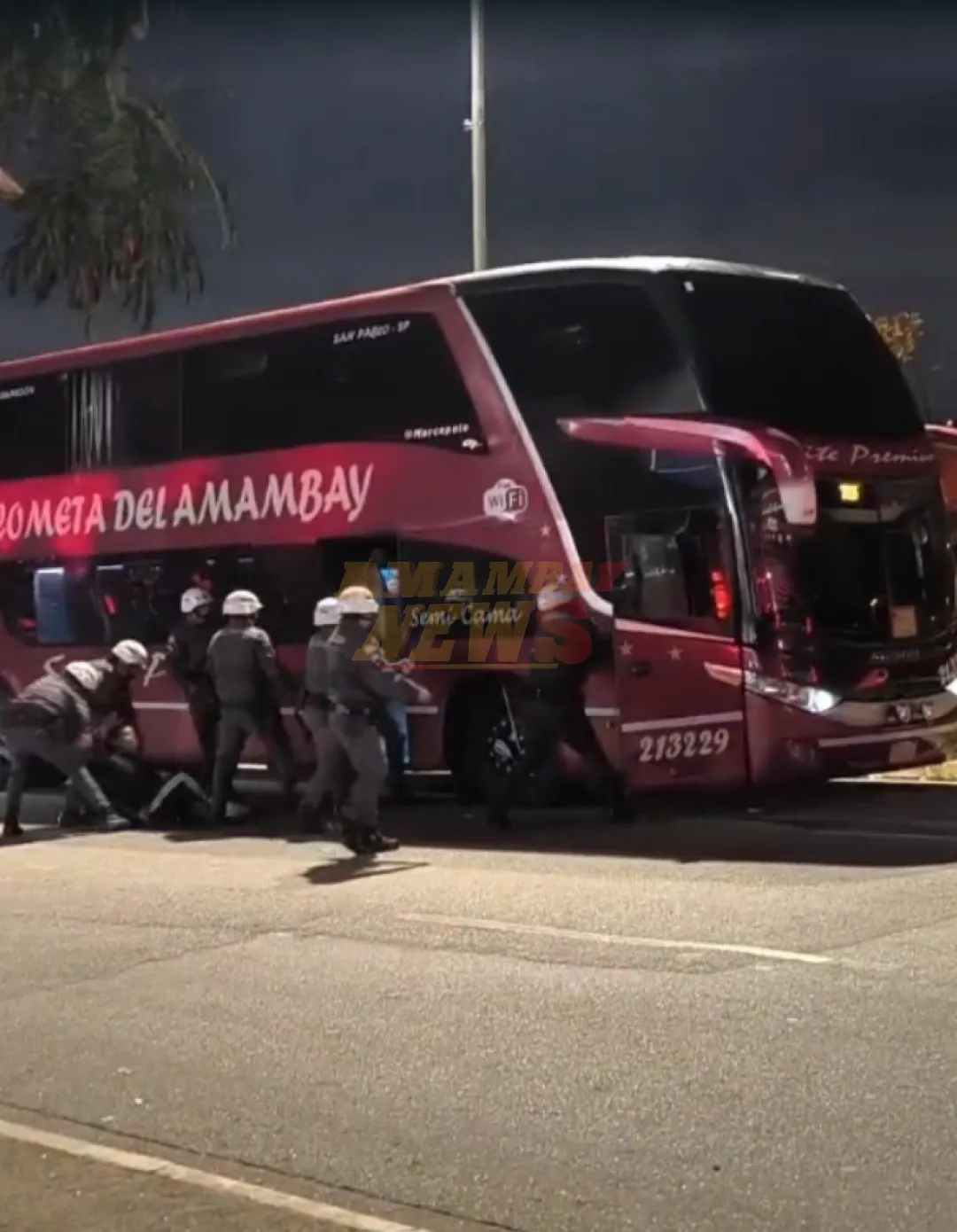 Brutal represión de policías brasileños a hinchas de la Albirroja