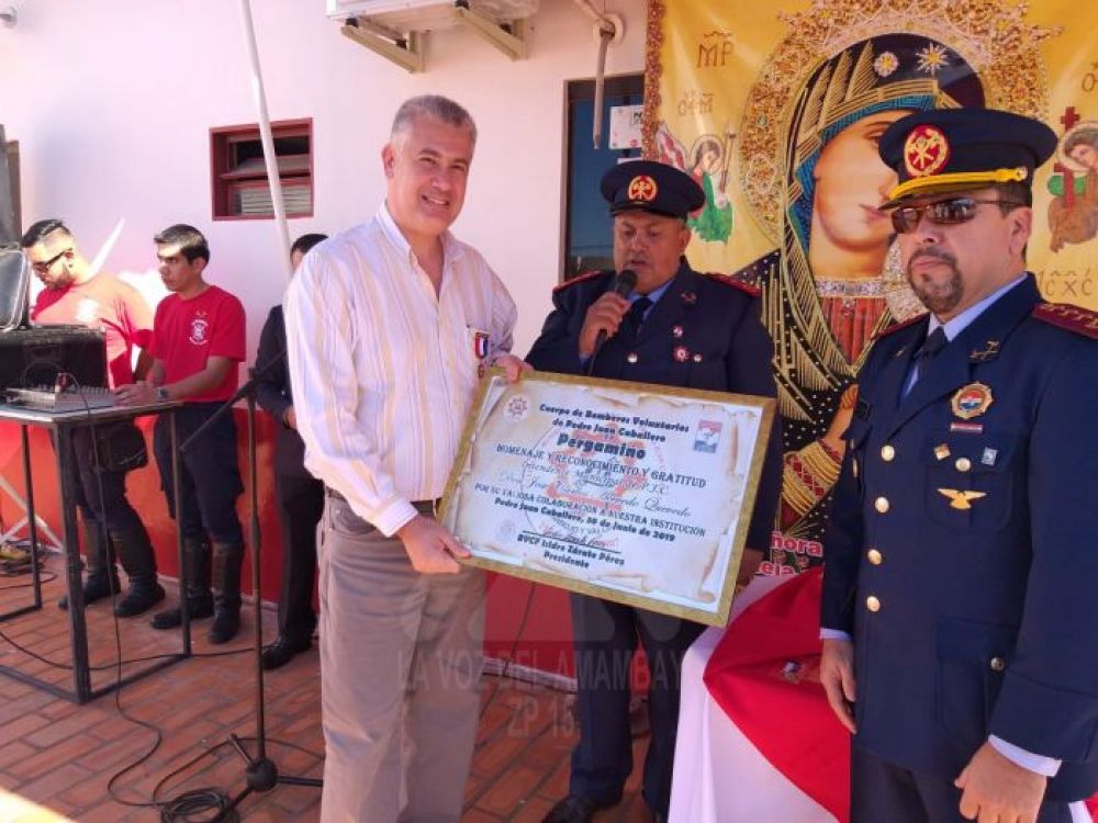 Bomberos rojos distinguieron al intendente José Carlos Acevedo