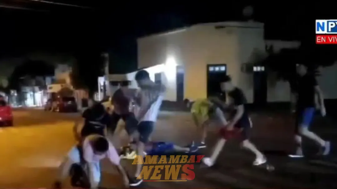 A las patadas y botellazos: Jóvenes protagonizan violenta gresca en Piribebuy