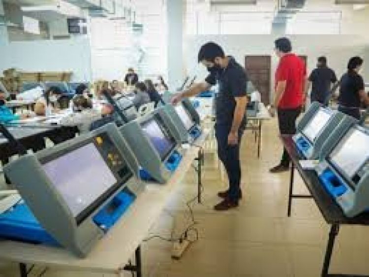 Apoderados del PLRA auditan pantallas de voto para confirmar los datos de sus precandidatos