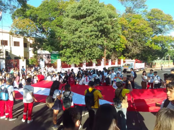 Estudiantes del CNC protestan y cortan Eusebio Ayala