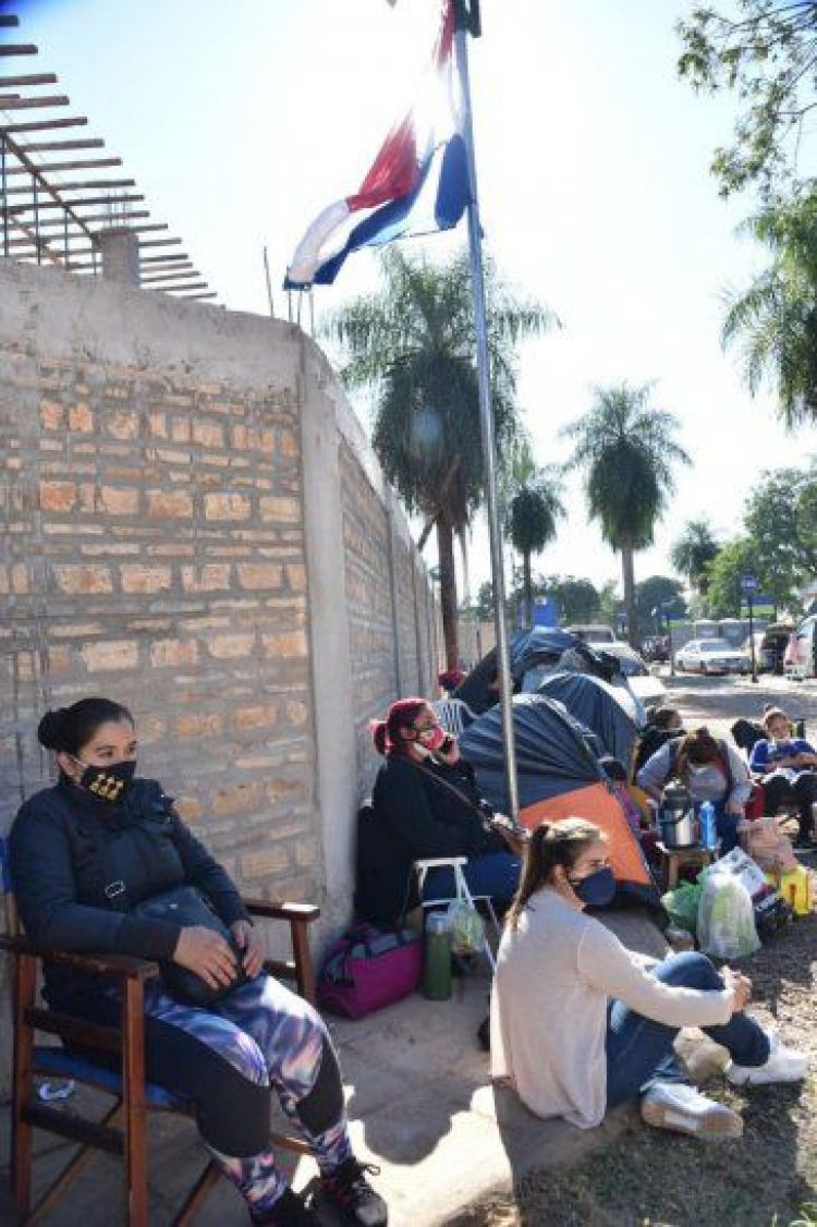 Estoica espera de familiares de pacientes internados bajo intenso frío en IPS Ingavi