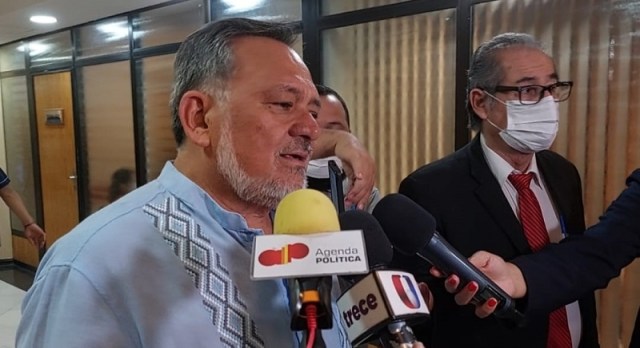 Ministro de Justicia debió ser destituido, según senador