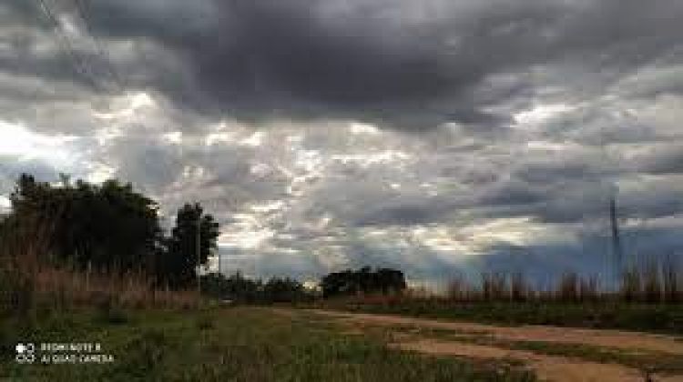 Jueves fresco a cálido y con lluvias intermitentes