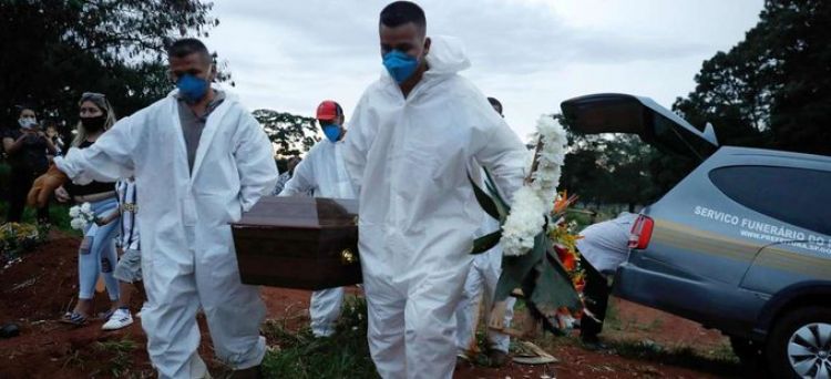 Brasil, desbordado por la pandemia, bate récord con 1.972 muertos en un día