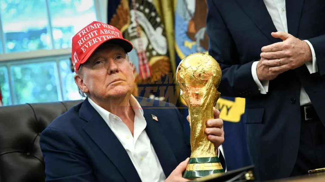 Trump vuelve a burlar el protocolo al tocar el trofeo de la Copa del Mundo