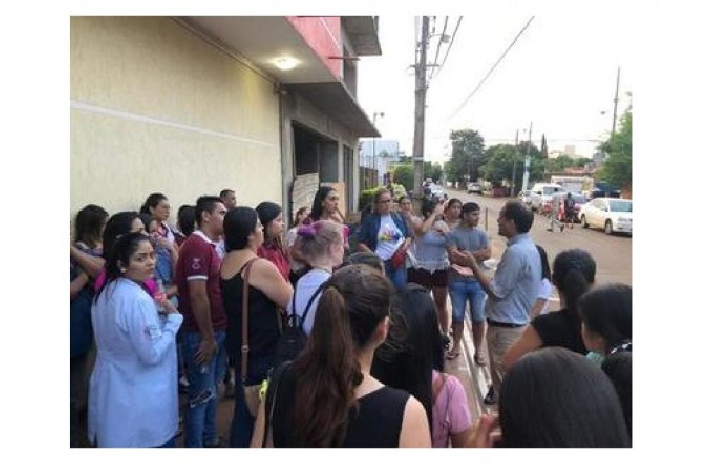 Diputado asiste a estudiantes estafados por la UNINTER de Ciudad del Este