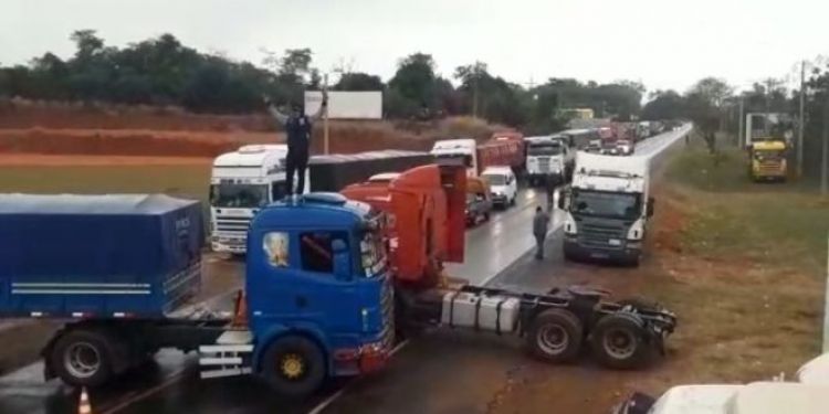 Camioneros definen hoy medidas ante postergación de proyecto Petropar