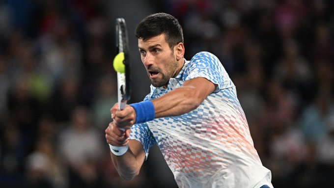 Novak Djokovic supera sus problemas físicos y a Couacaud