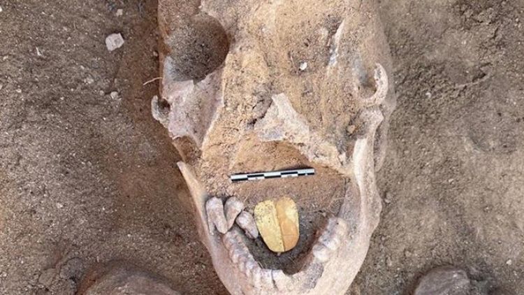 Hallan una momia con lengua de oro en Egipto