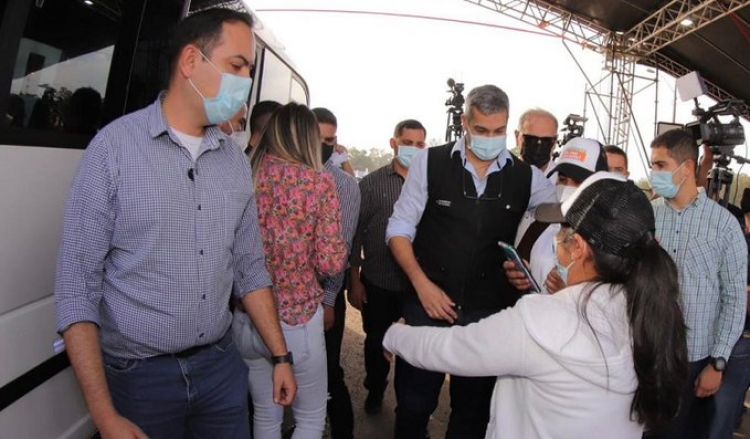 Presidente Marito visitó megavacunatorio del ex Aratirí