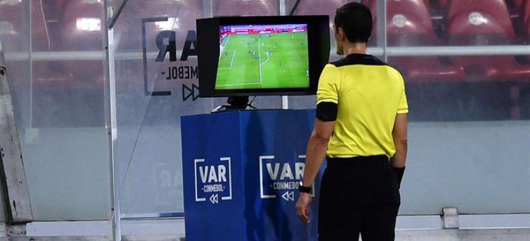 "El VAR no se va ir del fútbol. Vamos a tener que adaptarnos", dice la Conmebol