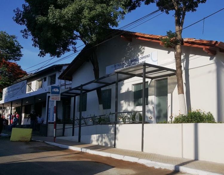 Niegan faltante de dosis para la vacunación de abuelitos en el Hospital de Barrero