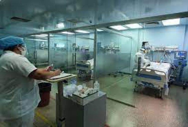 Entre 50 a 90 personas por día aguardan un lugar en terapia intensiva, confirma Salud
