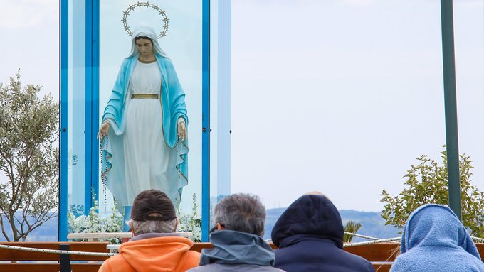 ¿Qué opina el Vaticano sobre las apariciones de la Virgen María que llora sangre y multiplica alimentos?