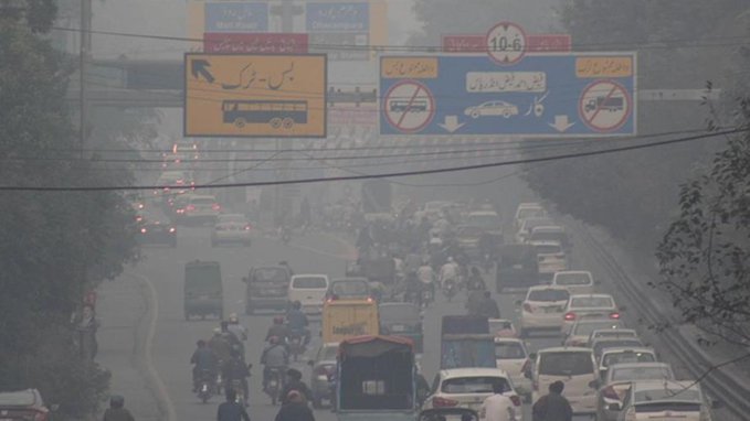 Pakistán experimenta por primera vez con lluvia artificial para combatir la contaminación