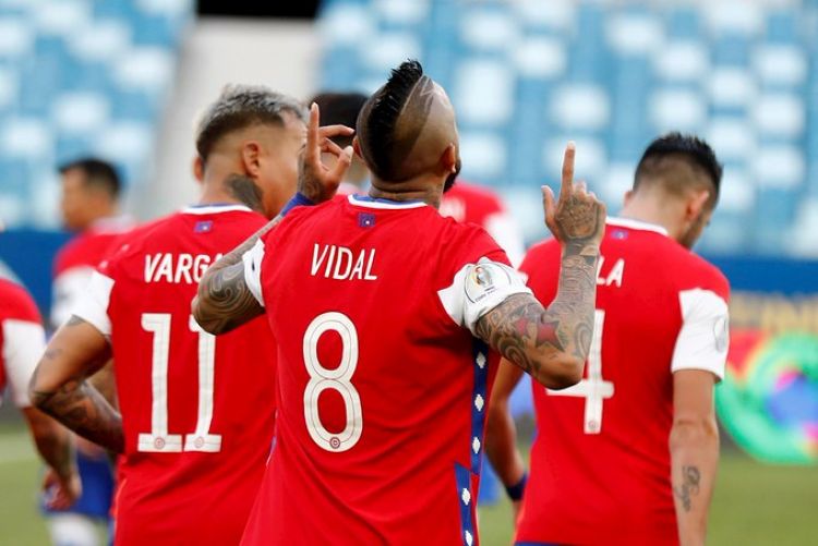 Chile gana y lidera en la Copa América