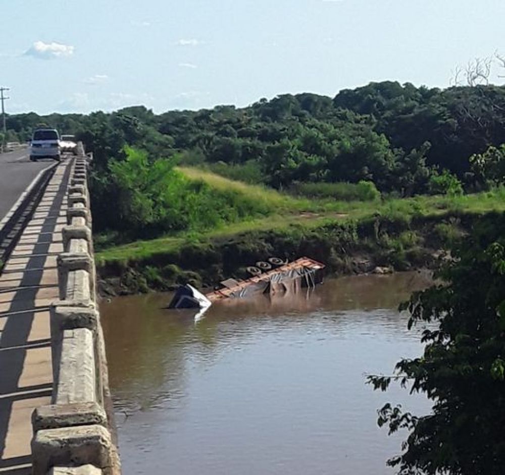 Camión de gran porte cae al río Aquidabán en Paso Horqueta