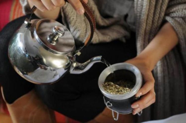 Advierten que consumir mate muy caliente puede ser contraproducente para la salud