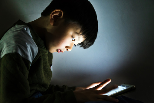 China prohibirá a los menores de 18 años conectarse a internet de noche
