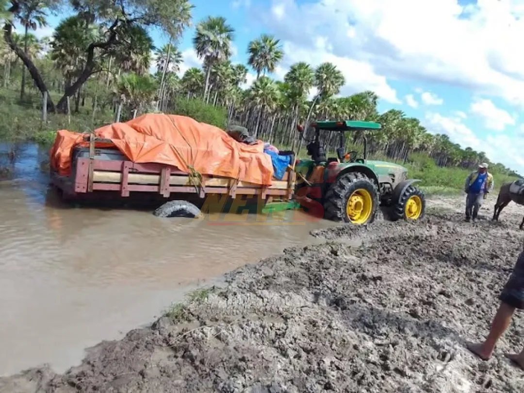 Tractoristas desafían inundaciones para llevar víveres al Chaco