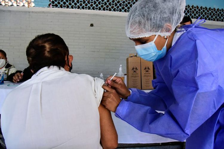 Más de 72.000 personas mayores de 65 años aún deben recibir la vacuna contra el Covid-19, según registro