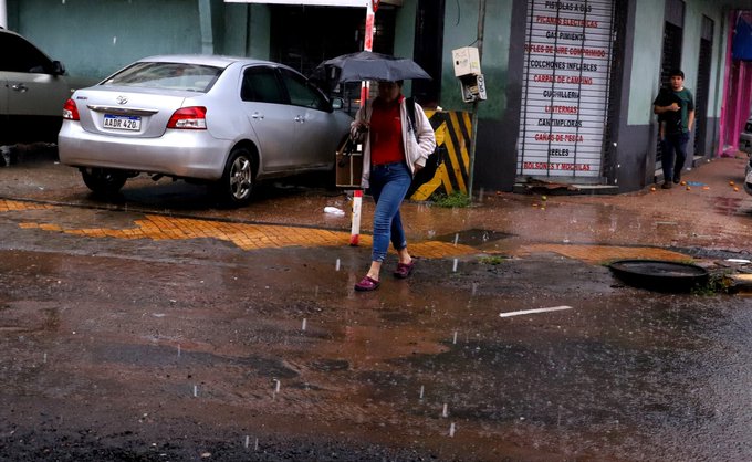 Jueves caluroso con lluvias y tormentas eléctricas