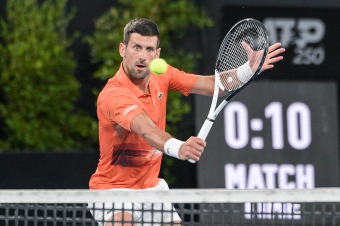 Djokovic supera a Medvedev y es finalista en Adelaida