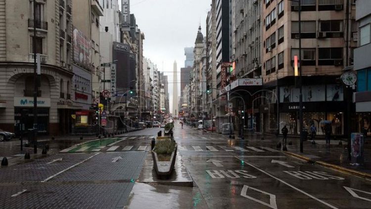 Calles desiertas, colectivos vacíos y fuertes controles en los accesos, en el inicio del aislamiento estricto