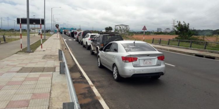 Fueron a la costanera de Asunción para vacunarse, pero no aparecieron los vacunadores