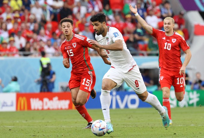 Irán golpea en el final y vence a Gales