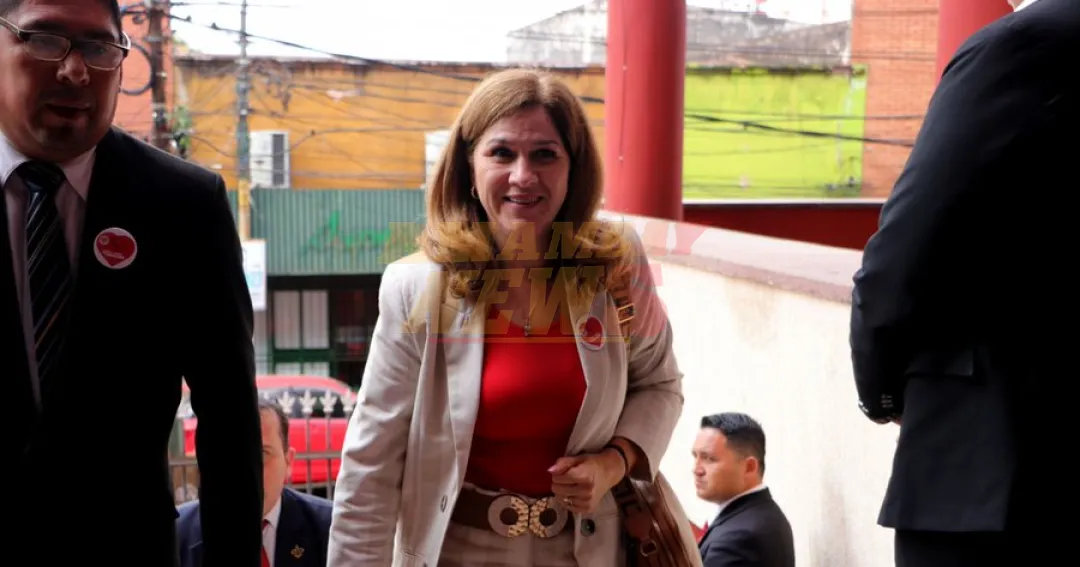 Santi sale a respaldar a Barán y frena su salida del gabinete