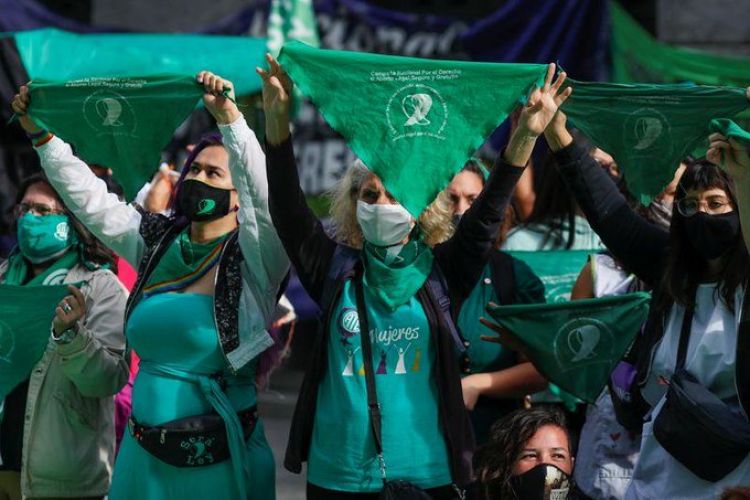Miles de personas en Argentina se manifestaron a favor de proyecto ley para legalizar el aborto