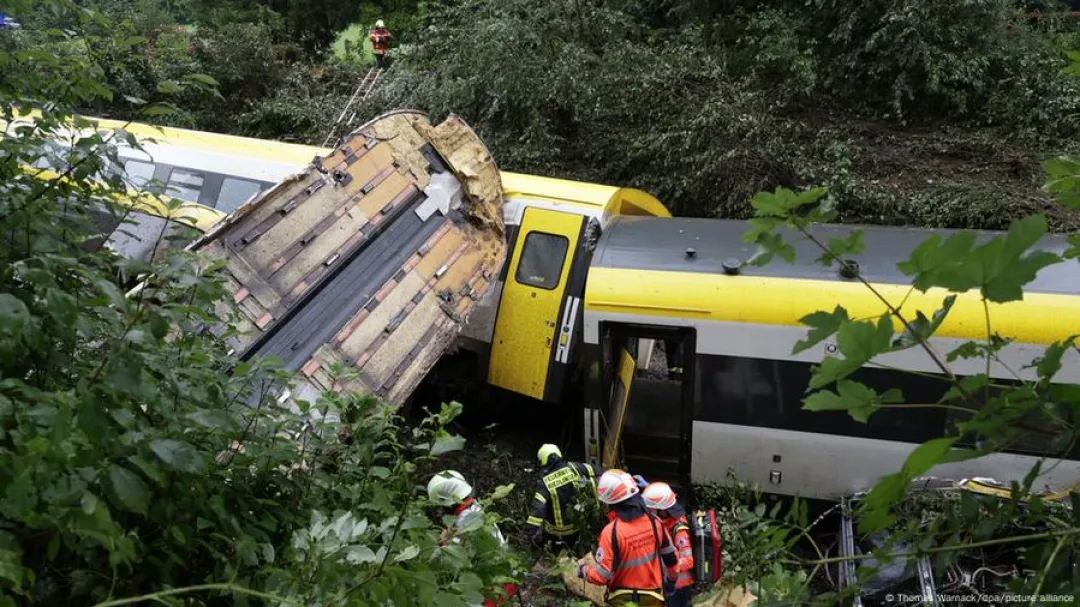 Varios muertos en descarrilamiento de tren en Alemania