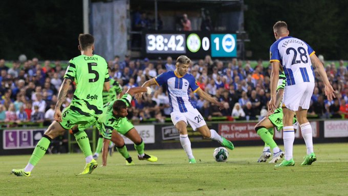 Brighton gana con una asistencia de Julio Enciso