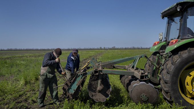 Los agricultores ucranianos arriesgan sus vidas en epoca de siembra por las minas
