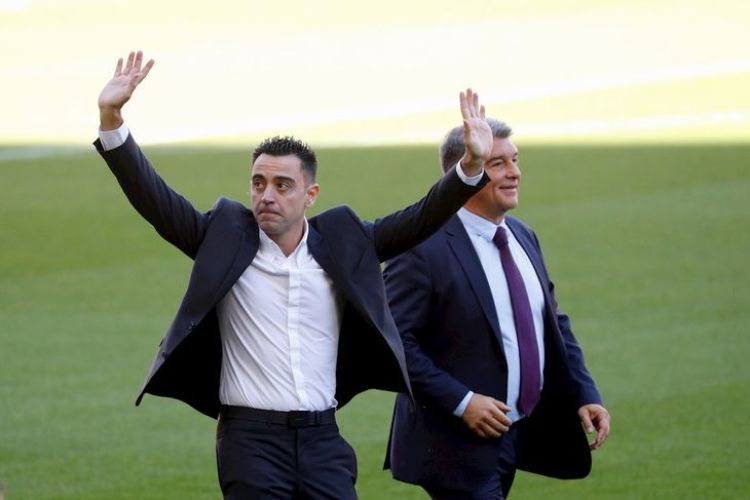 Xavi dirige su primer entrenamiento en Barcelona