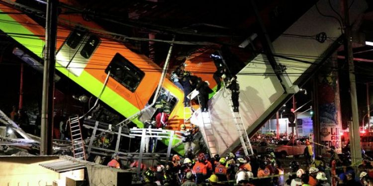 Al menos 23 muertos y 70 heridos al partirse un puente del metro en Ciudad de México