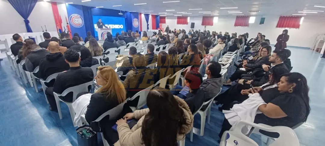 Universidad Central del Paraguay - Graduados presentan tesis finales de pregrado