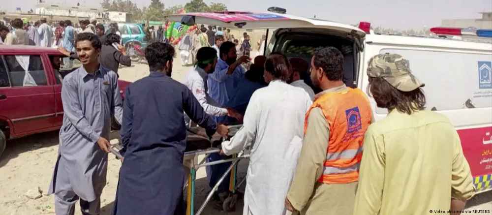 Pakistán: atentado frente a mezquita deja más de 50 muertos