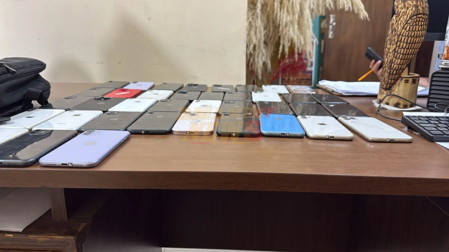 Detienen a un adolescente con 38 celulares de alta gama en el Mercado 4