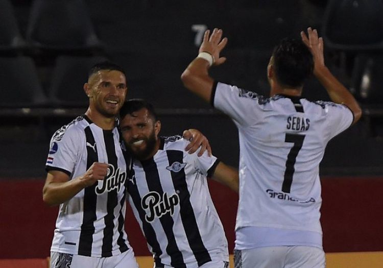Con su equipo alternativo, Libertad golea sin complicaciones a Newells